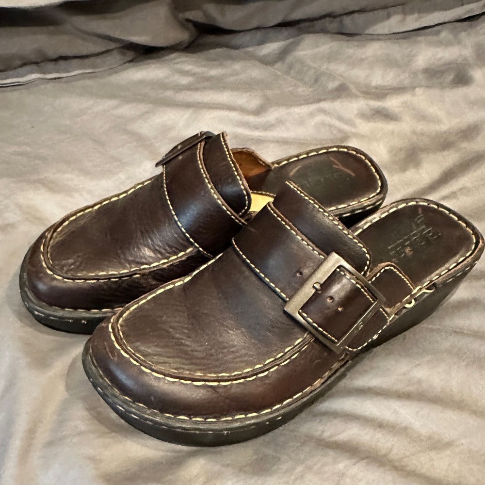 Leather clogs